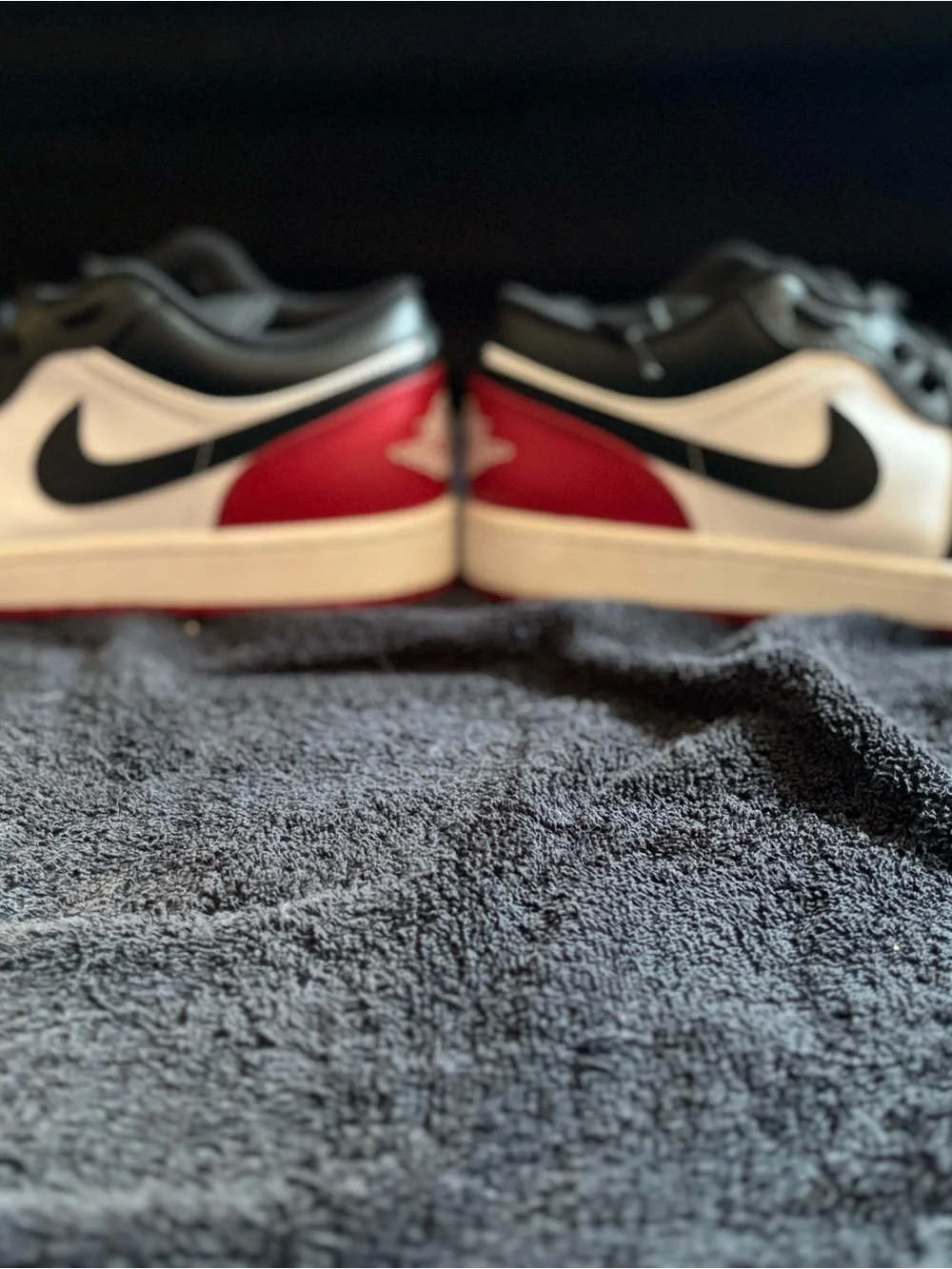 Jordan Low-Top Sneakers in Black/Red/White